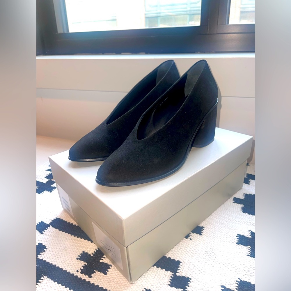 COS Official V-Cut Suede Block Heeled Pumps
Size 7 New w/o tags
